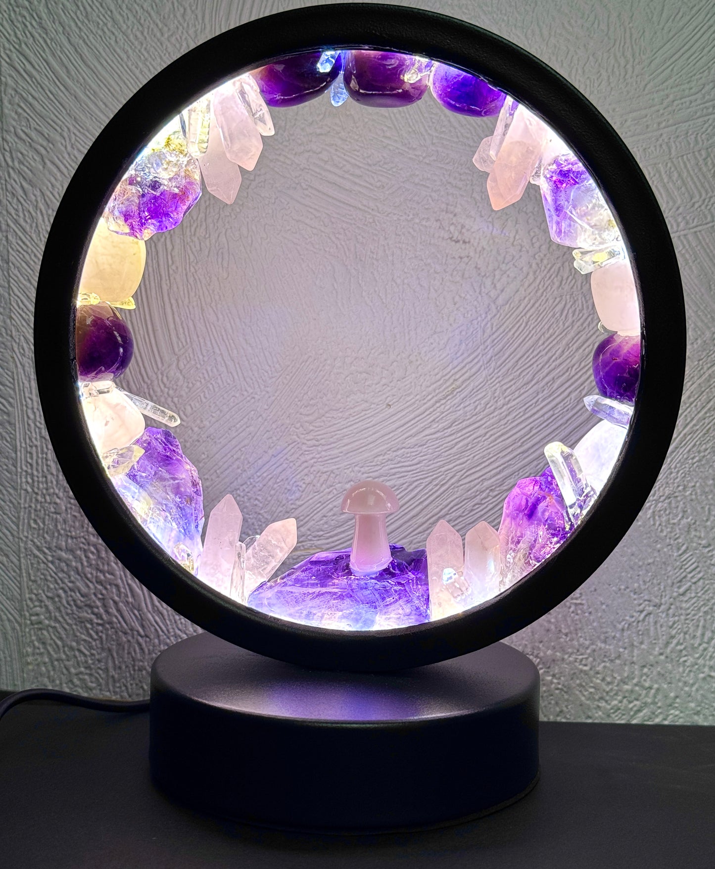 Crystal lamp with amethyst and rose quartz, featuring a calming glow and small mushroom detail, 16×18 cm circular design.